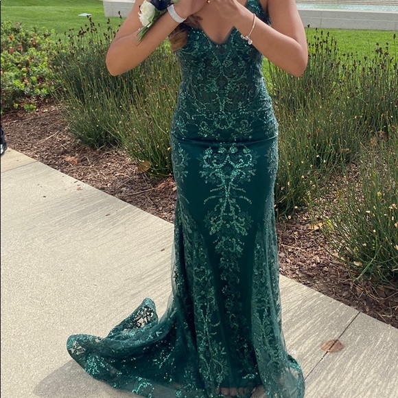 Selling this beautiful corset dress with a mermaid tail. Emerald green!!! - Picture 4 of 4